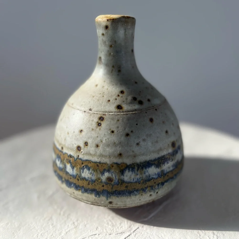 STUNNING MID-CENTURY HANDMADE SIGNED STUDIO POTTERY GREY‎ W/ SPECKLED BROWN